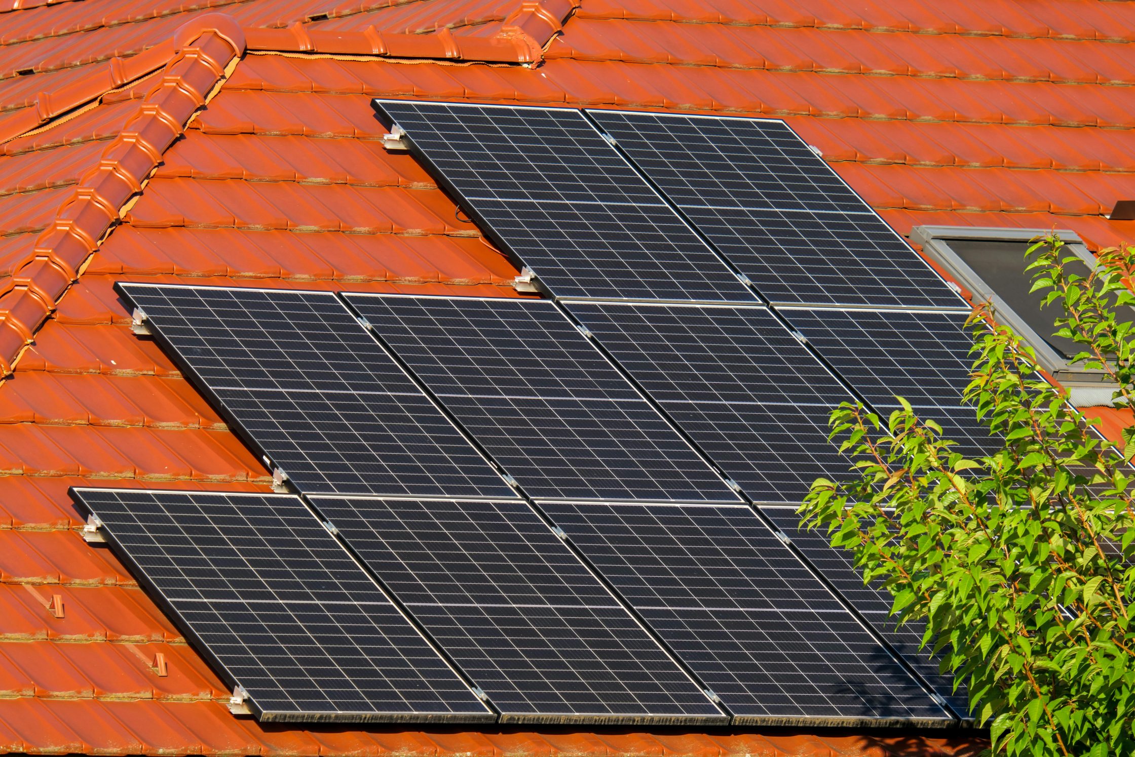 solar panels on roof to illustrate what size inverter is needed to run appliances